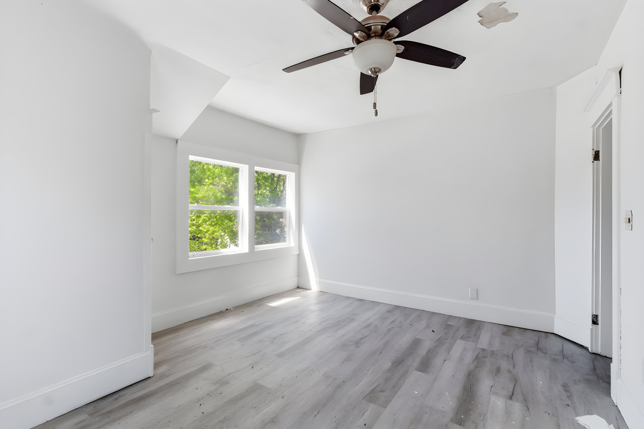 Property_Expressions_913_Lasalle (51) furniture removed.jpeg