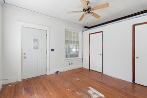 Property_Expressions_913_Lasalle (32) furniture removed.jpeg