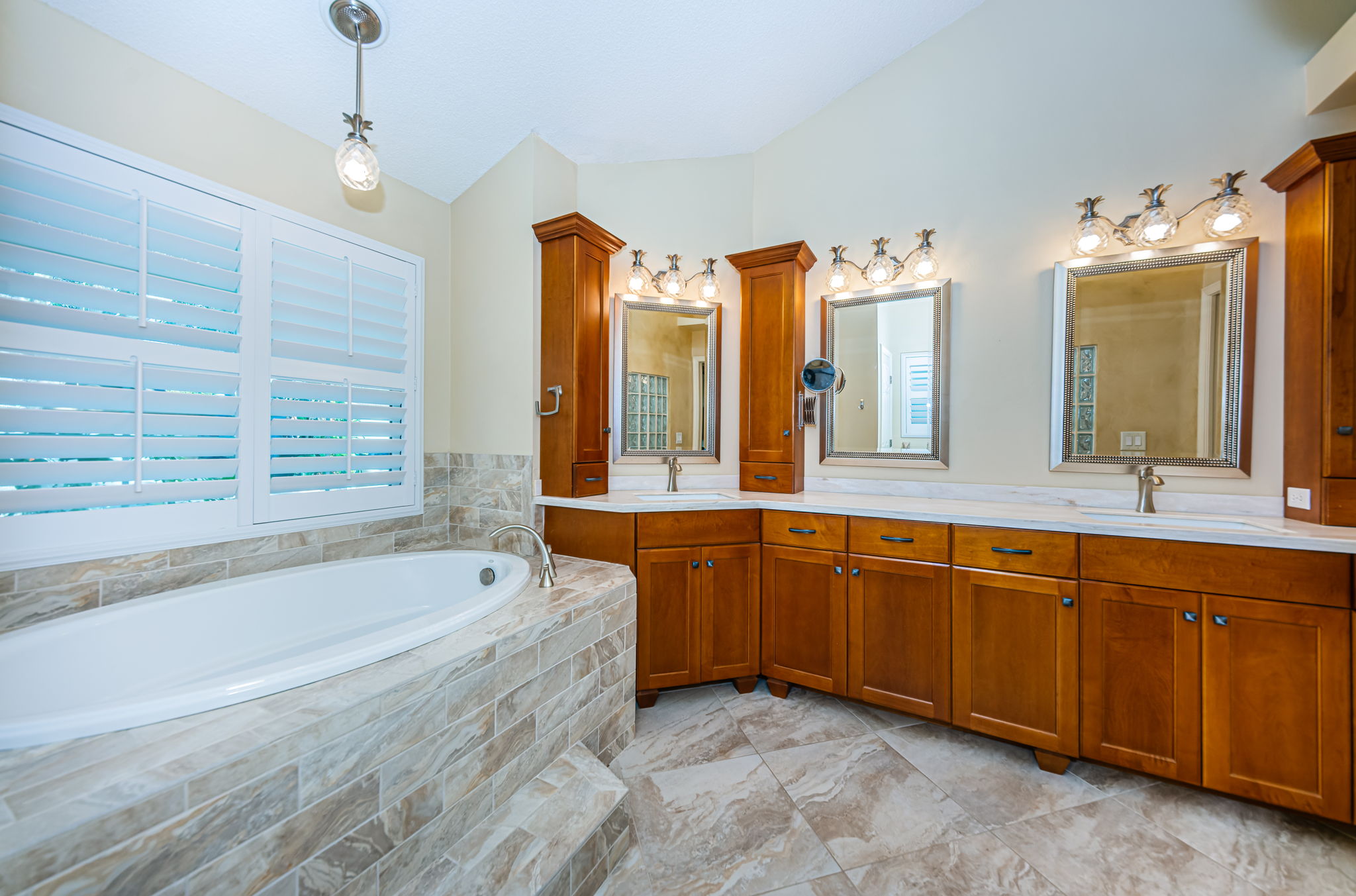 Master Bathroom1e