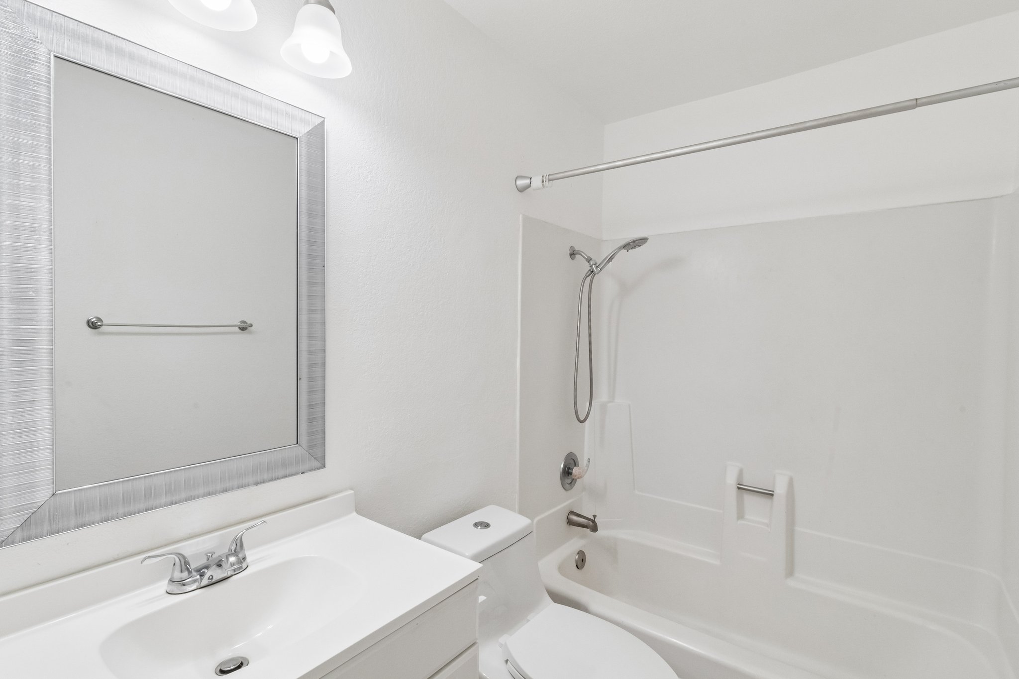 Gramercy Dr 198-S0807-013.jpg
