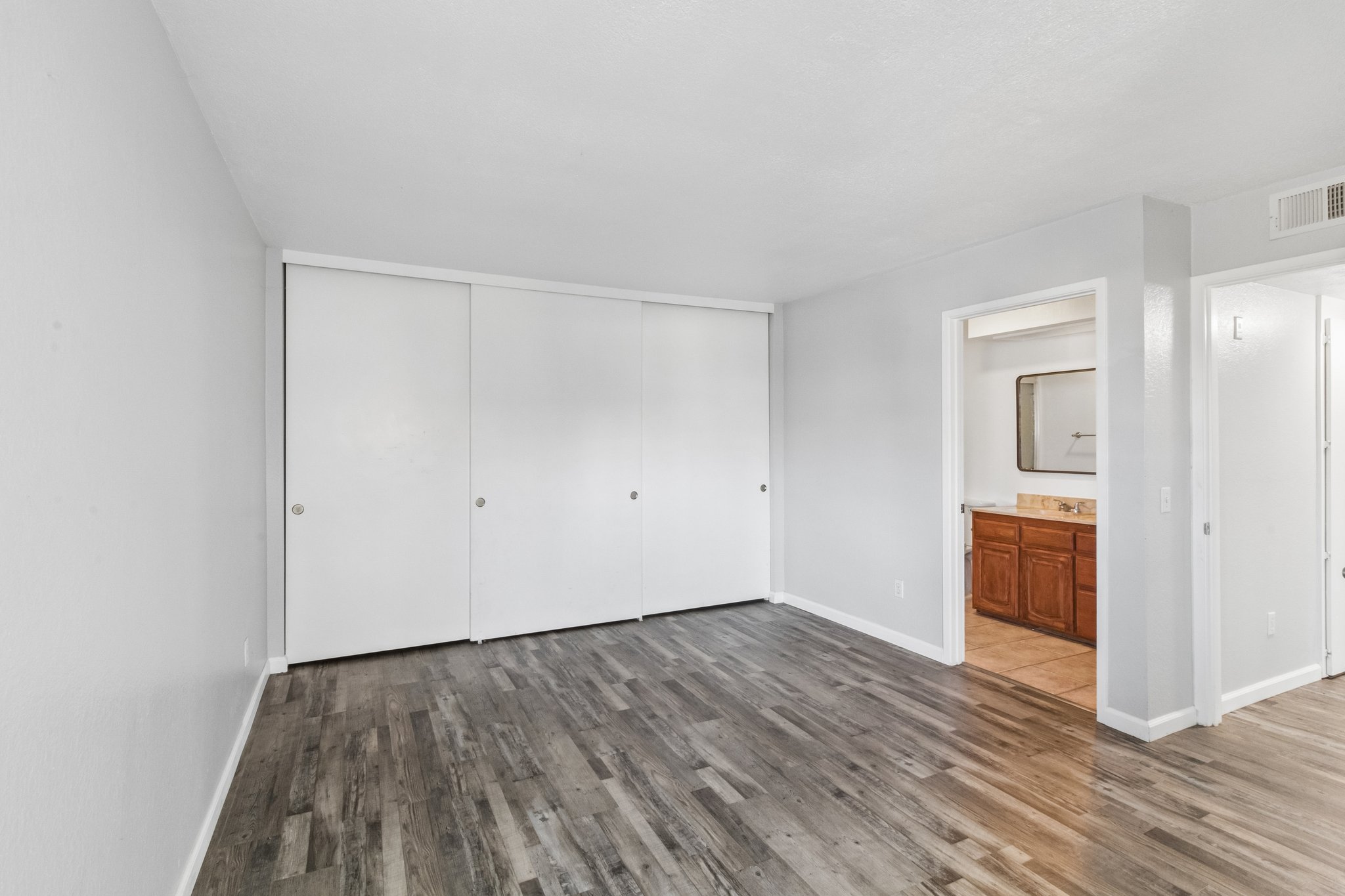 Gramercy Dr 198-S0807-018.jpg