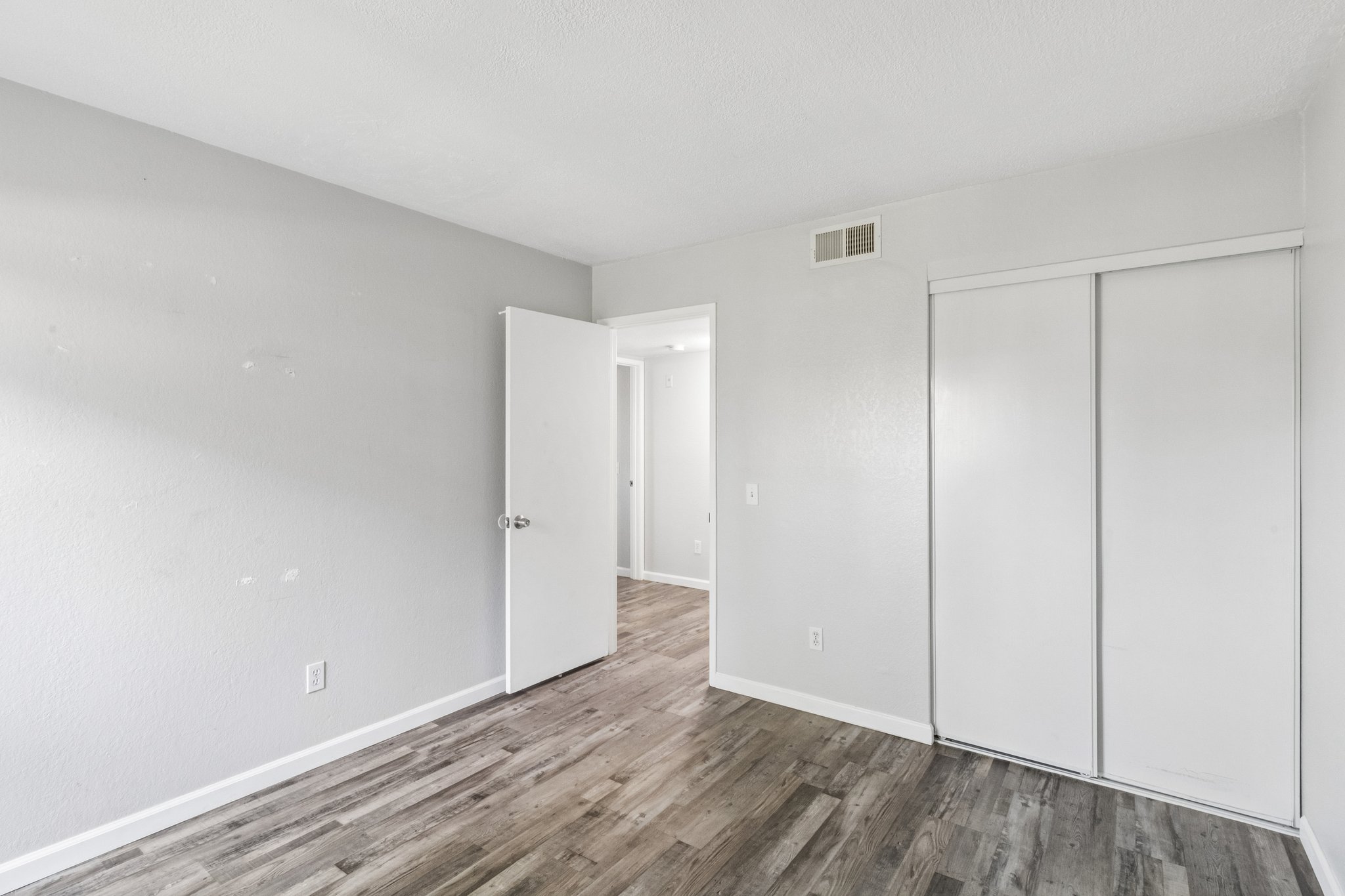 Gramercy Dr 198-S0807-025.jpg
