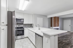 Gramercy Dr 198-S0807-009.jpg