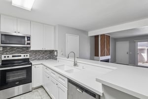Gramercy Dr 198-S0807-010.jpg