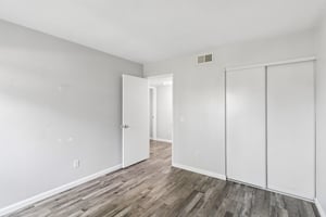 Gramercy Dr 198-S0807-025.jpg