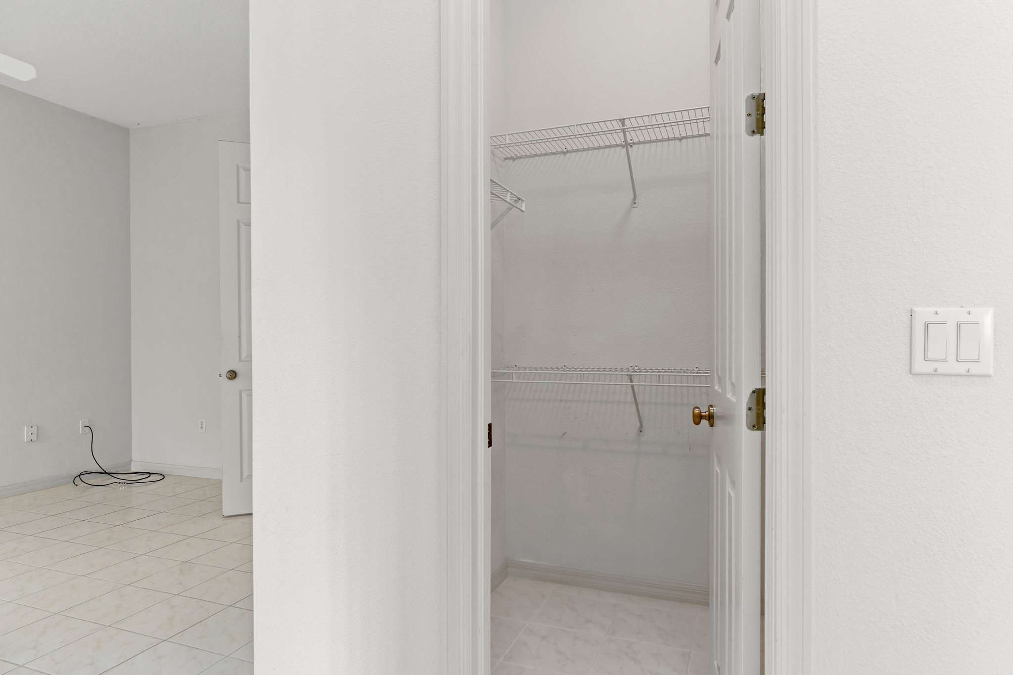 MASTER CLOSET (2)