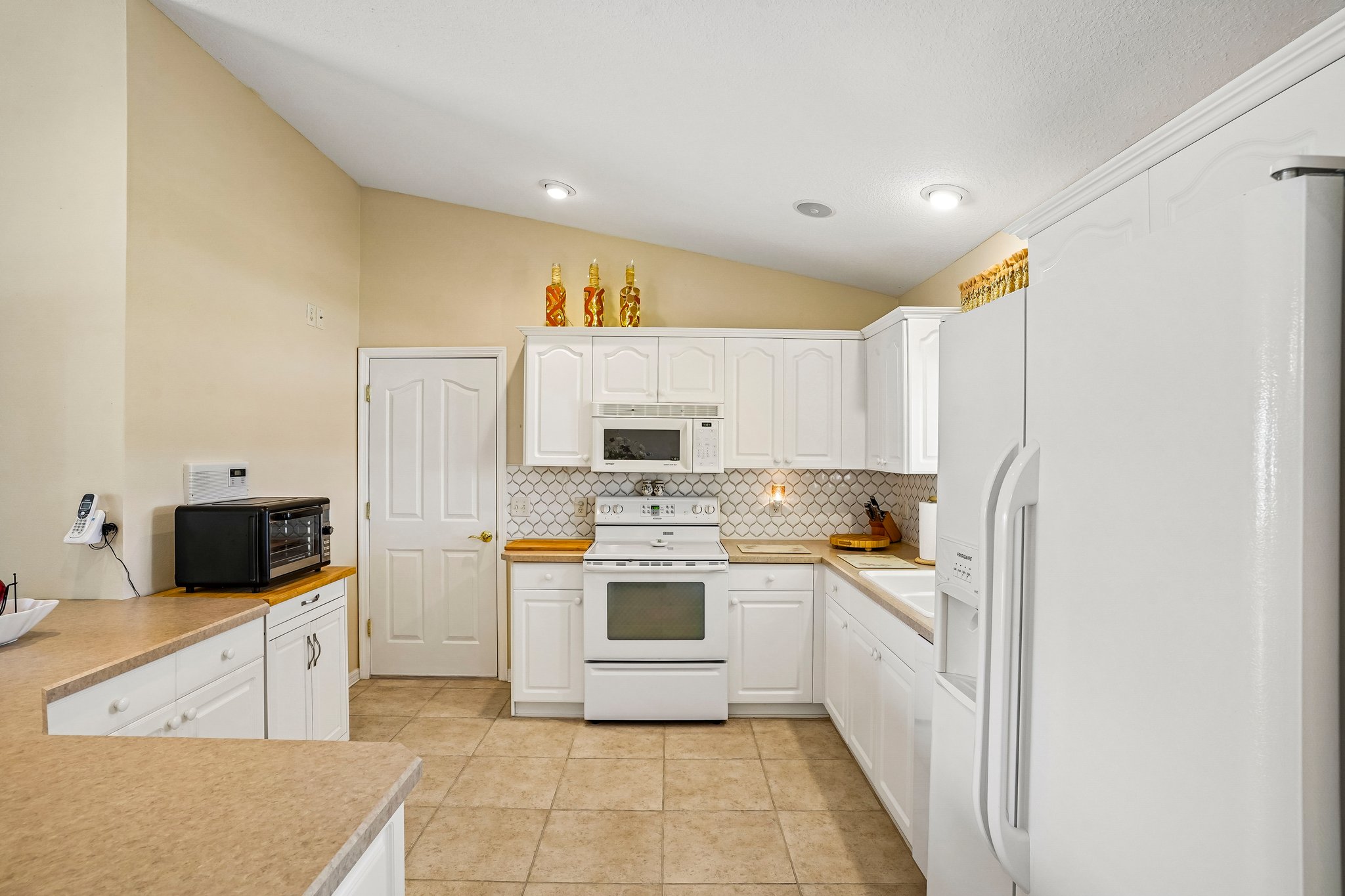 Eastmont Ct-S1607-014.jpg