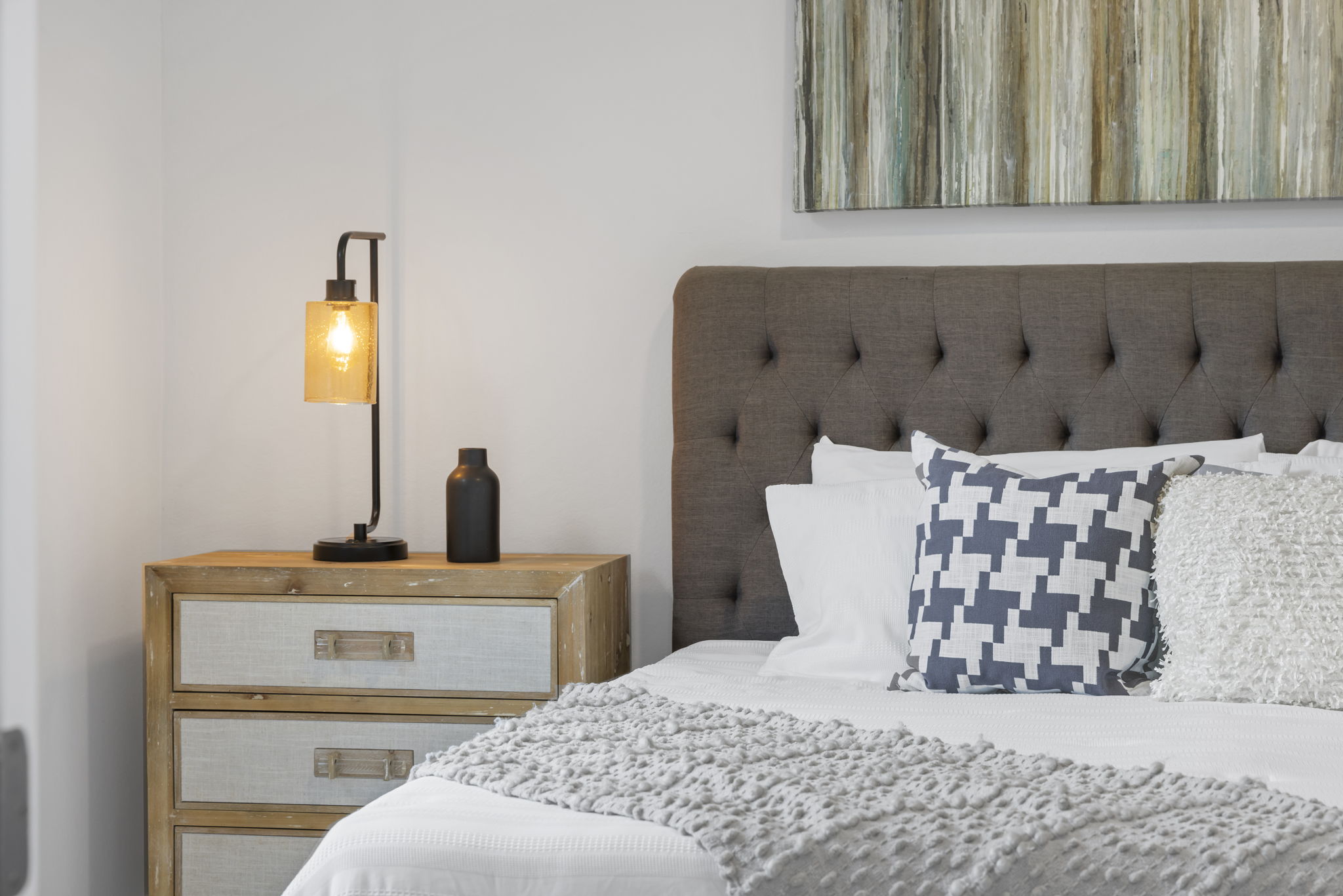 Detail King size bed - actual funitureShot 5