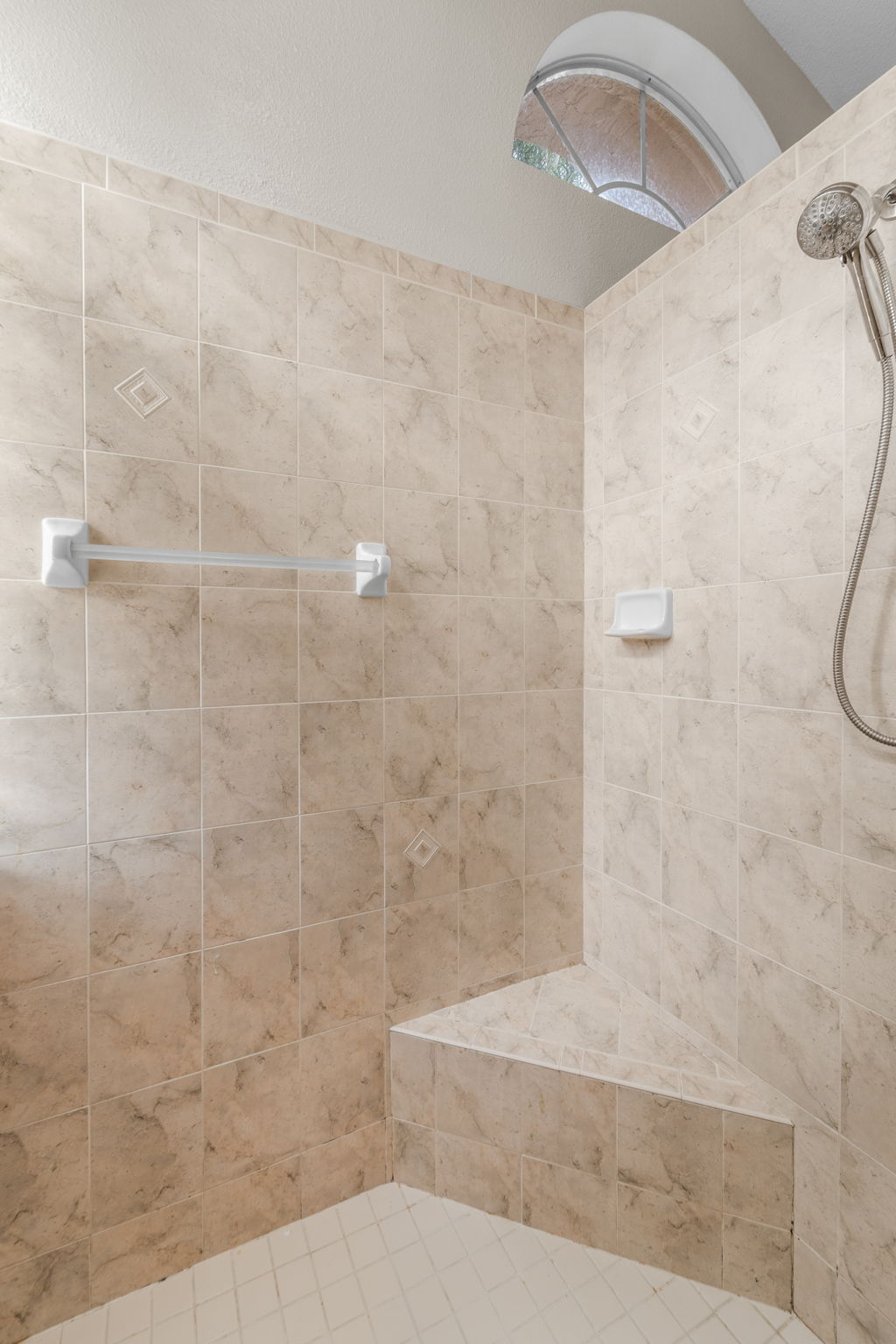 BATH2 9180 Gillmar St 048