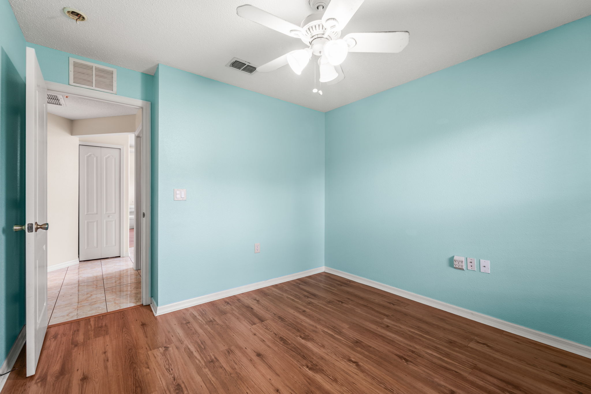BED2 9180 Gillmar St 027
