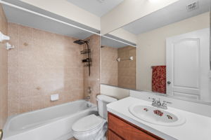 BATH1 9180 Gillmar St 033