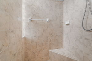 BATH2 9180 Gillmar St 045