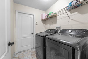 LAUND 9180 Gillmar St 051