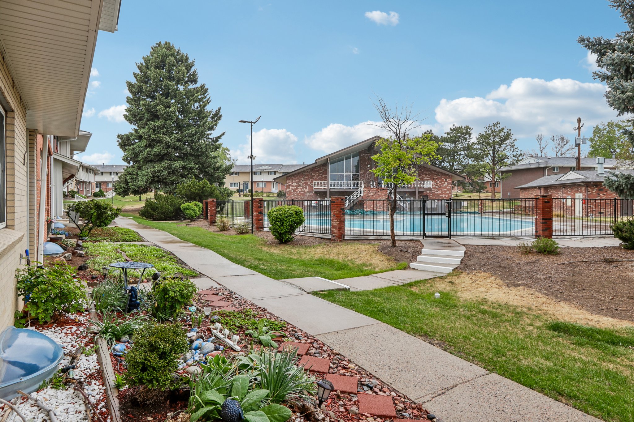E Oxford Dr-S0605-047.jpg