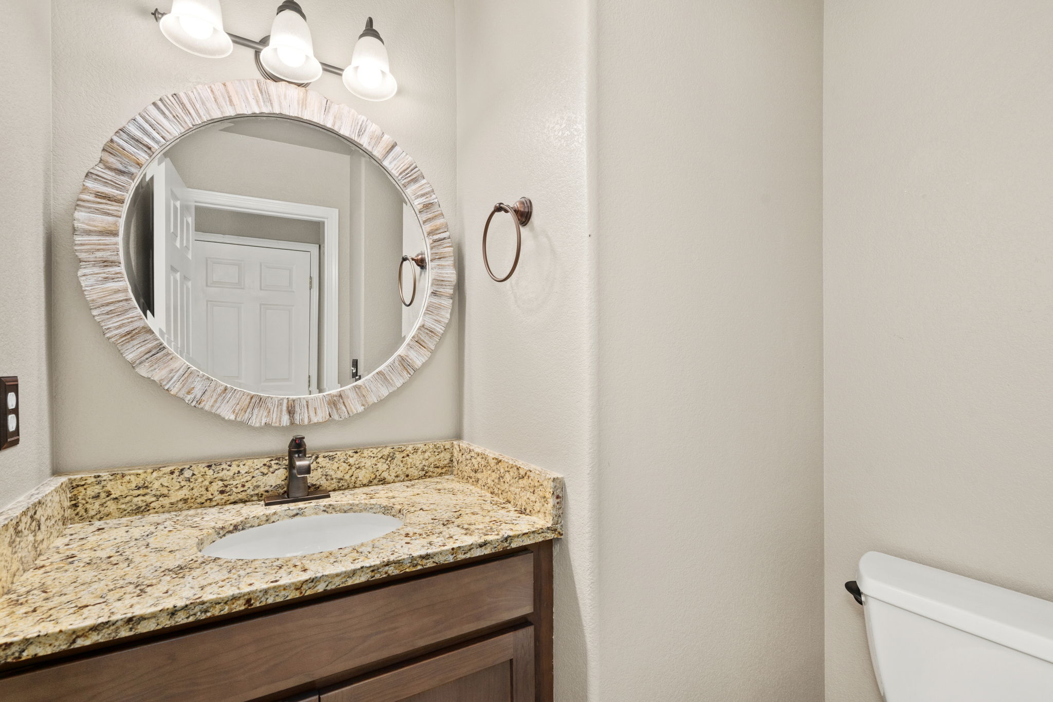 Main level 1/2 bath