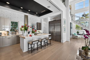 KITCHEN / BREAKFAST BAR