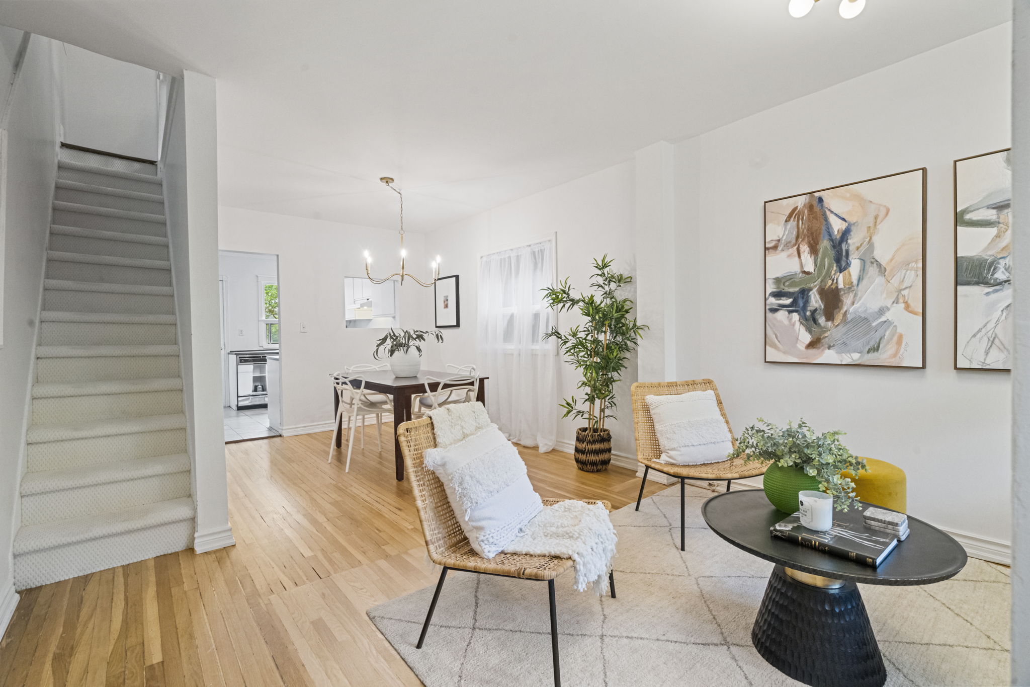 92 Bastedo Ave Toronto, ON M4C 3N1