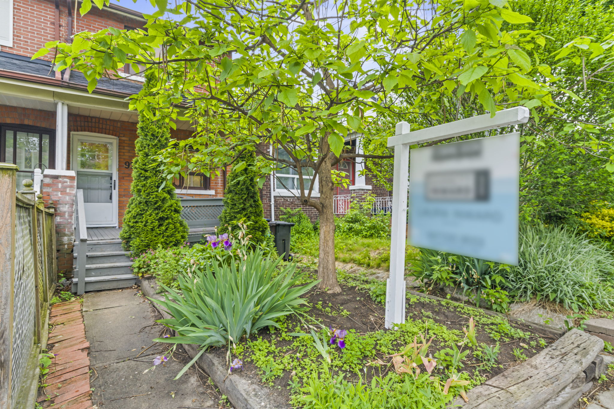 92 Bastedo Ave Toronto, ON M4C 3N1