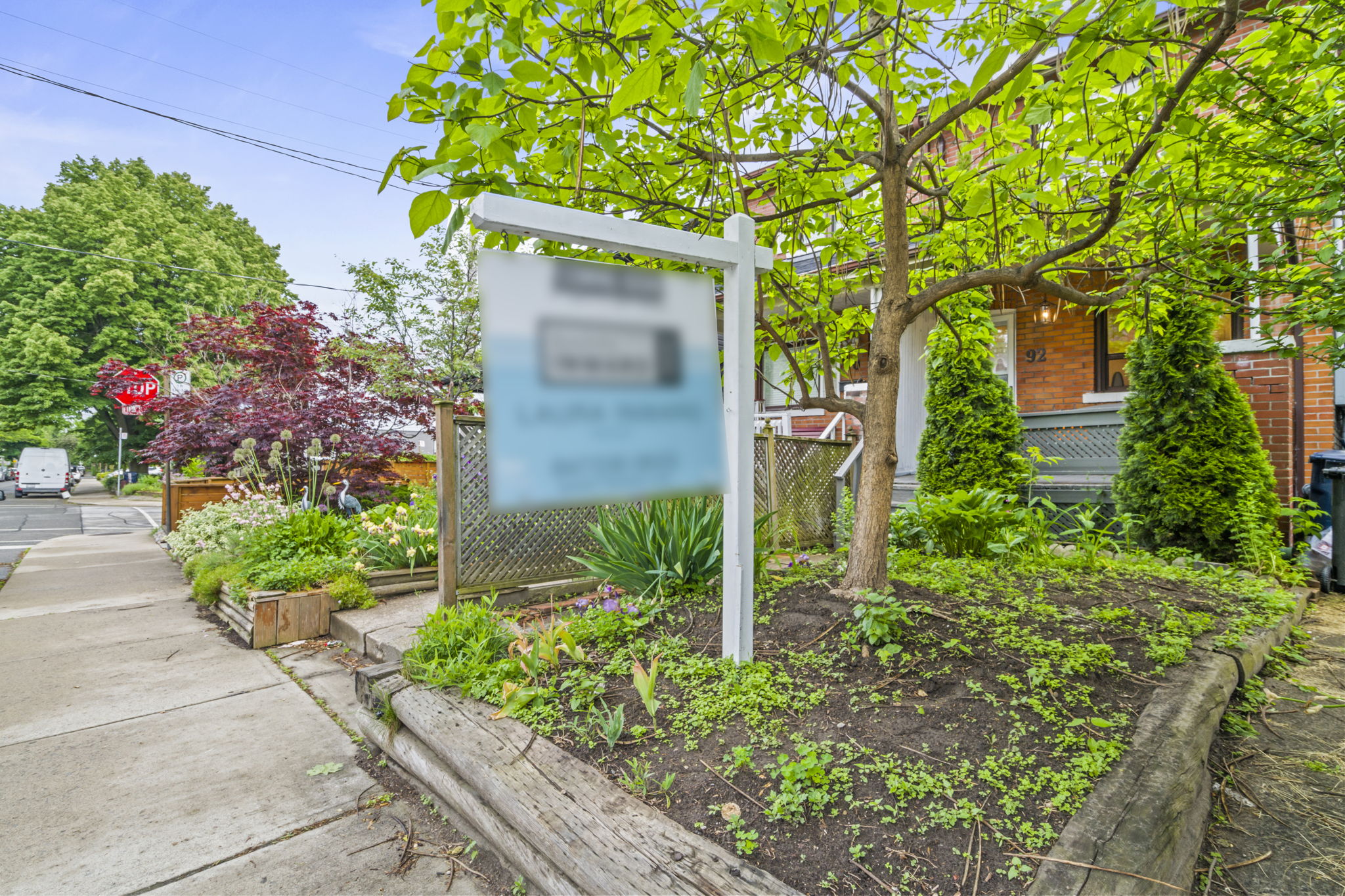 92 Bastedo Ave Toronto, ON M4C 3N1