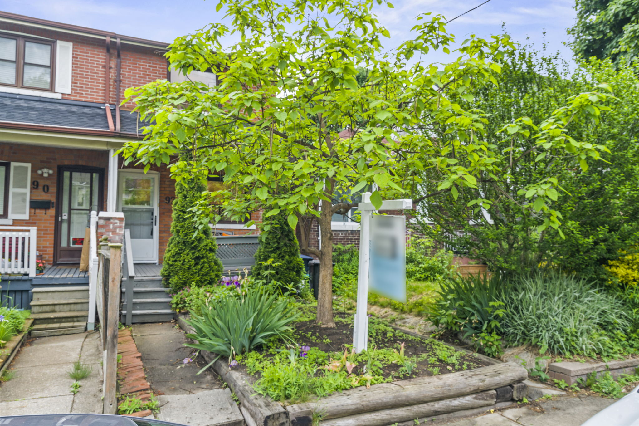 92 Bastedo Ave Toronto, ON M4C 3N1
