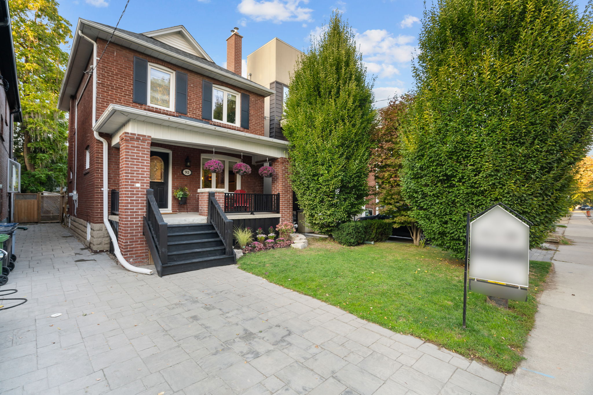 92 Bowood Ave Toronto, ON M4N 1Y5