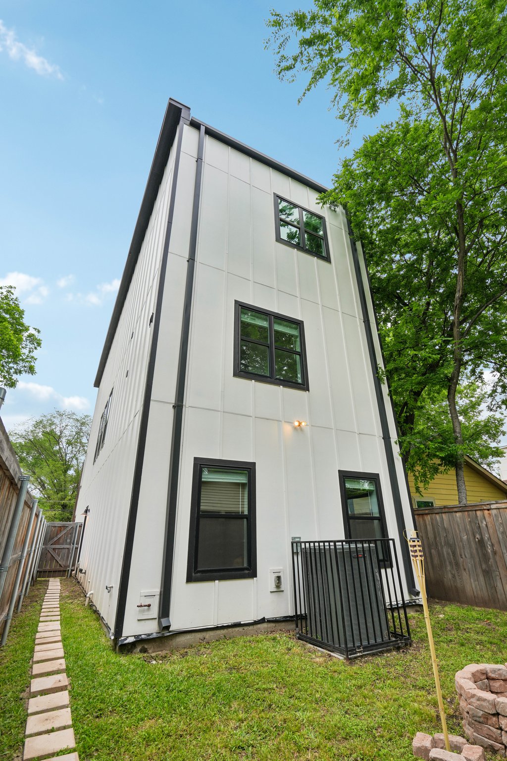 Muncie Ave-S0105-037.jpg