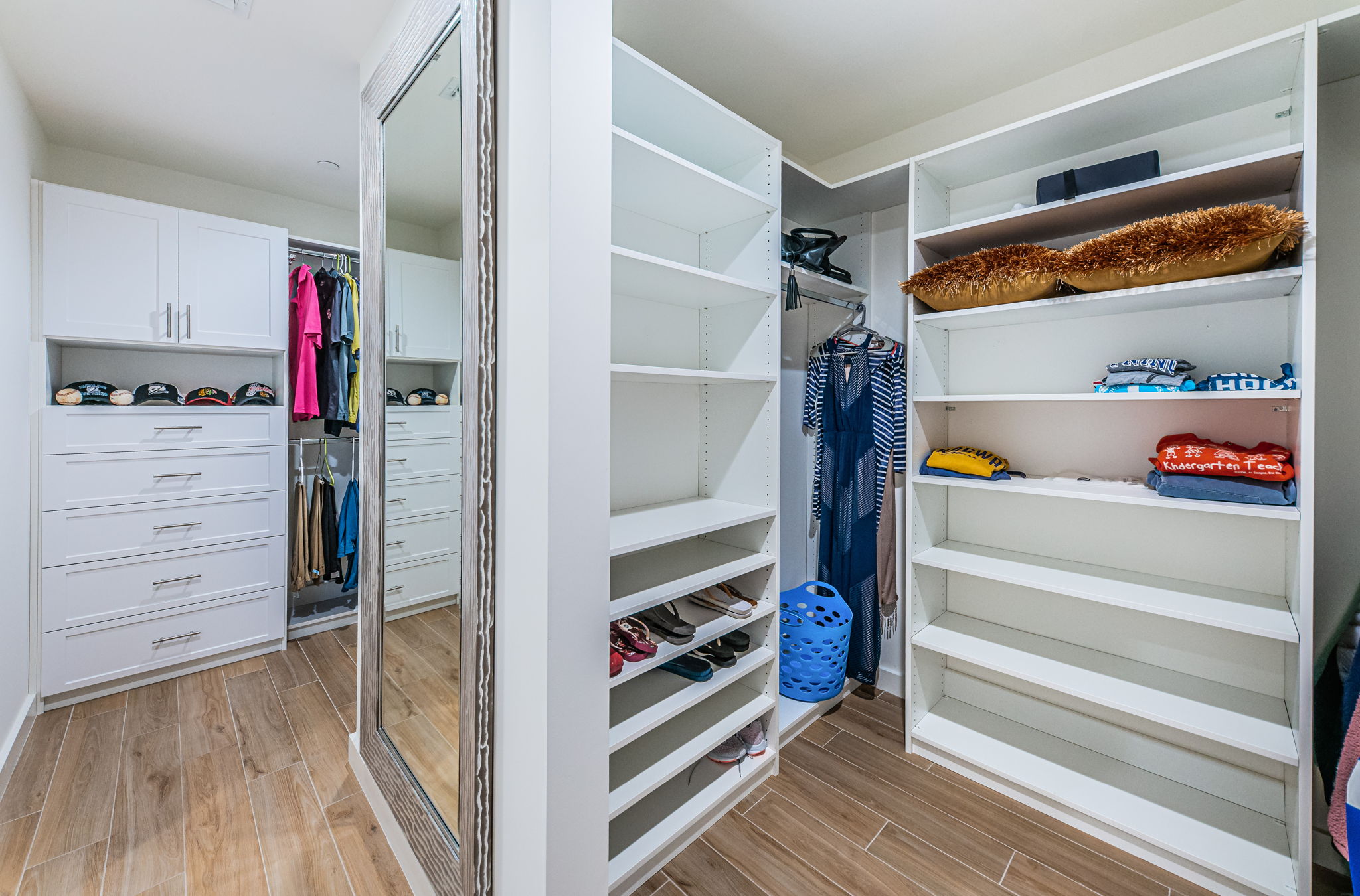 Master Bedroom Walk-in Closet1b