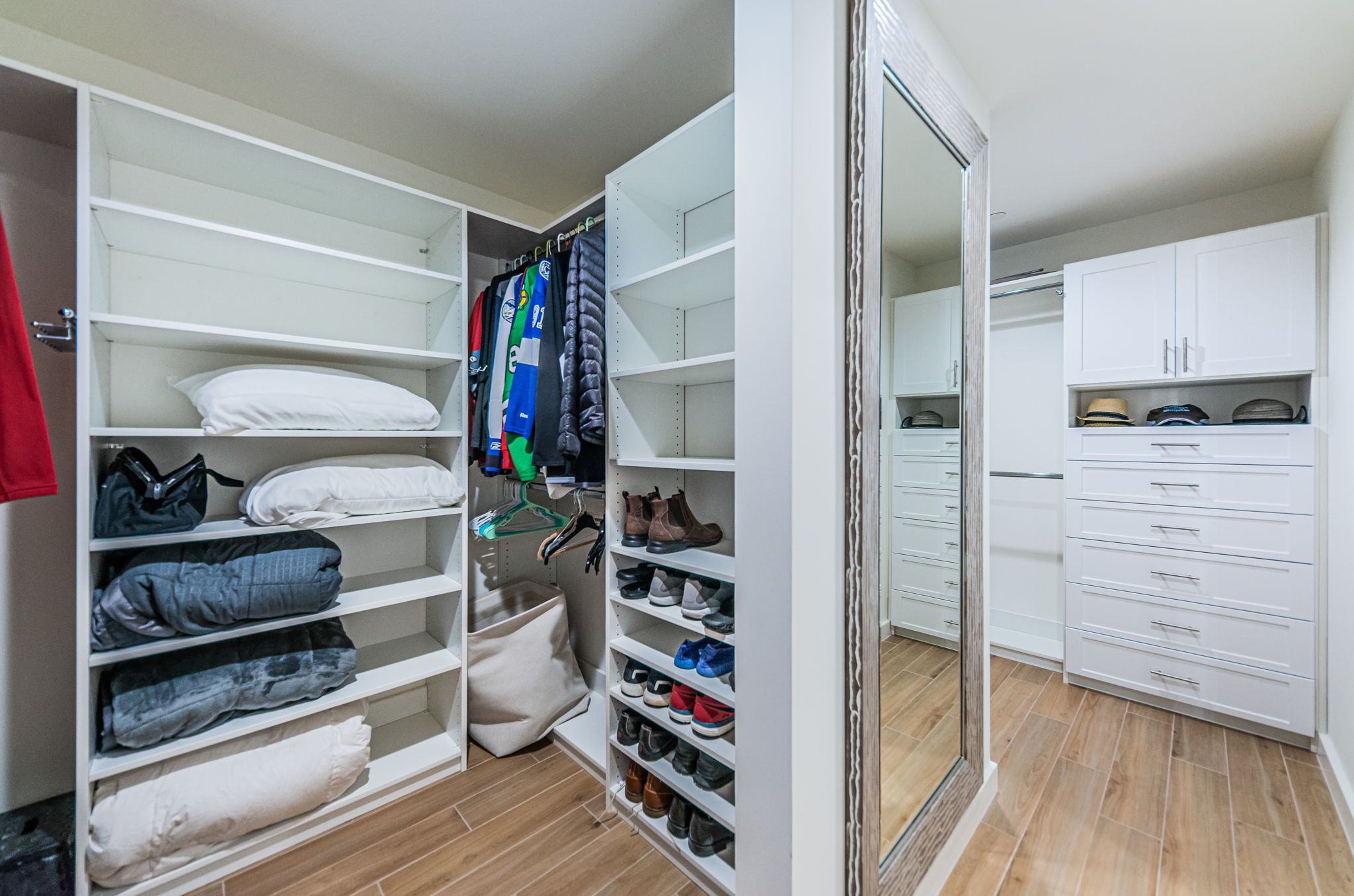 Master Bedroom Walk-in Closet1a