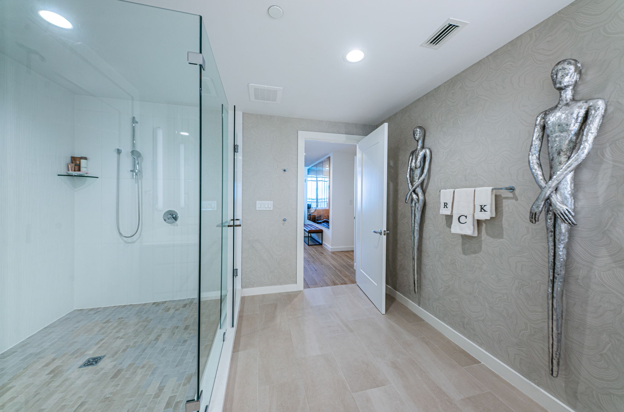 Master Bathroom1e