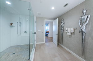 Master Bathroom1e