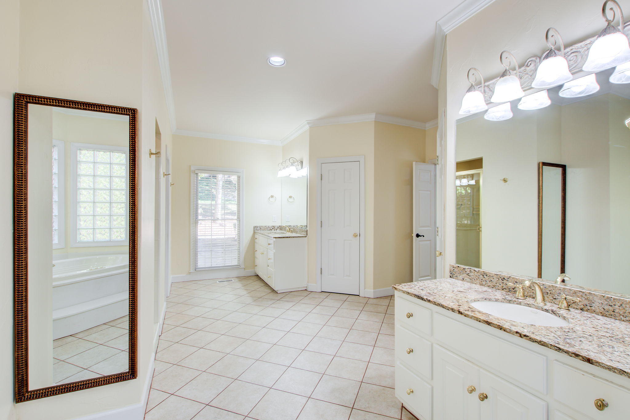 23 Main BR En Suite B