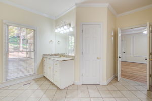 25 Main BR En Suite D w BR View