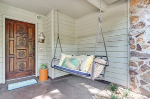 Front Porch/Entrance