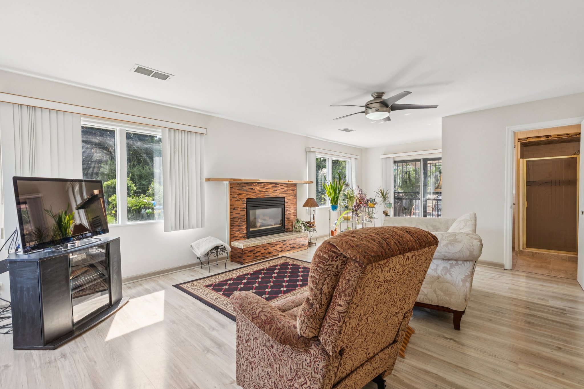 Lynwood Dr-S2207-006.jpg