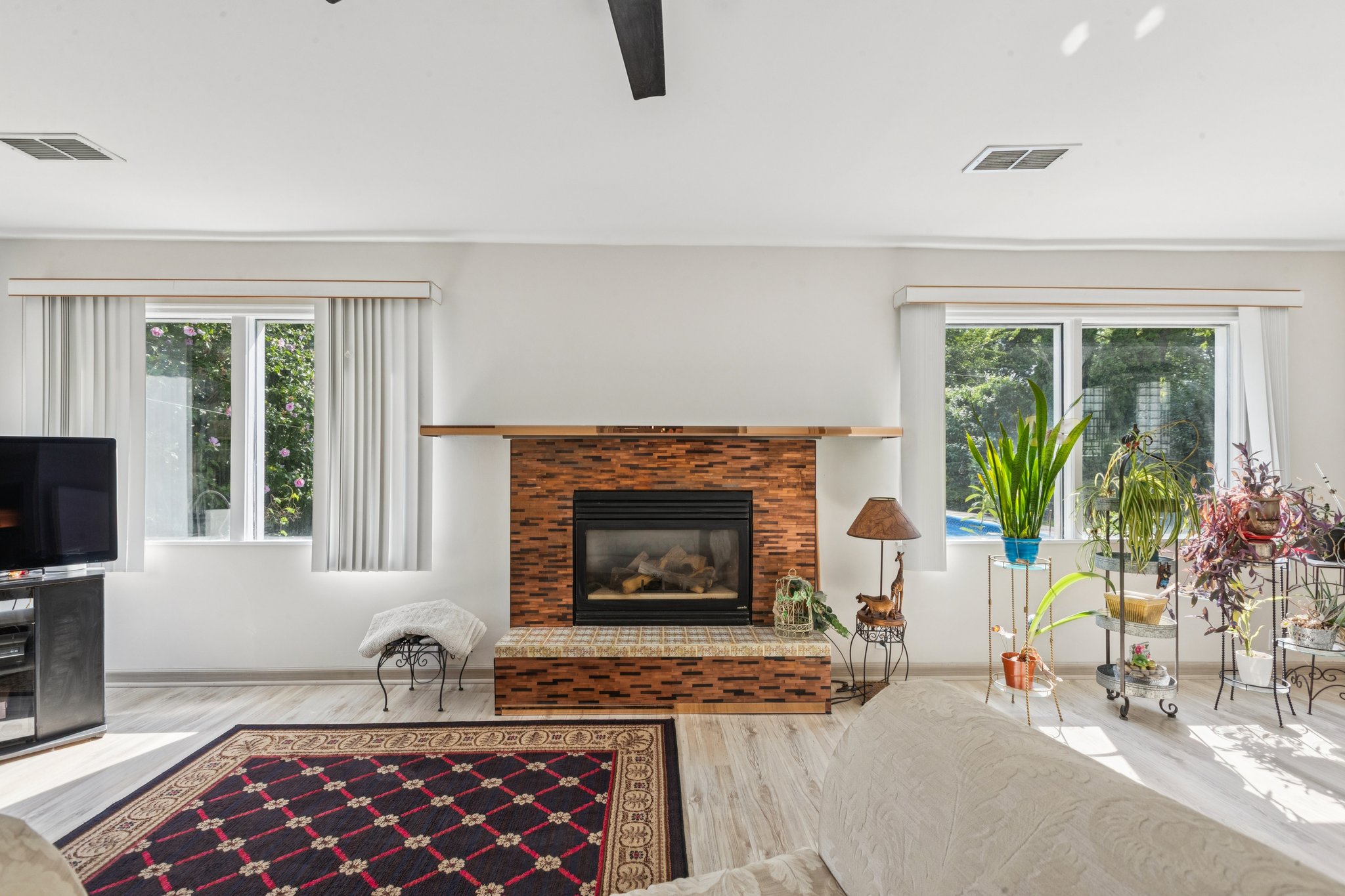 Lynwood Dr-S2207-008.jpg