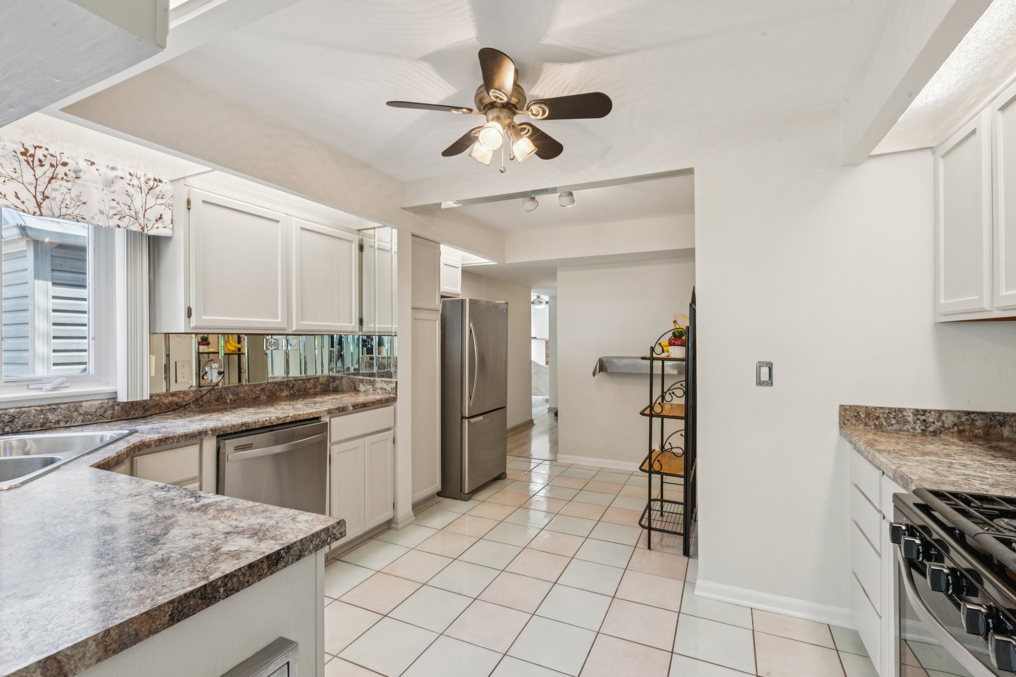 Lynwood Dr-S2207-012.jpg