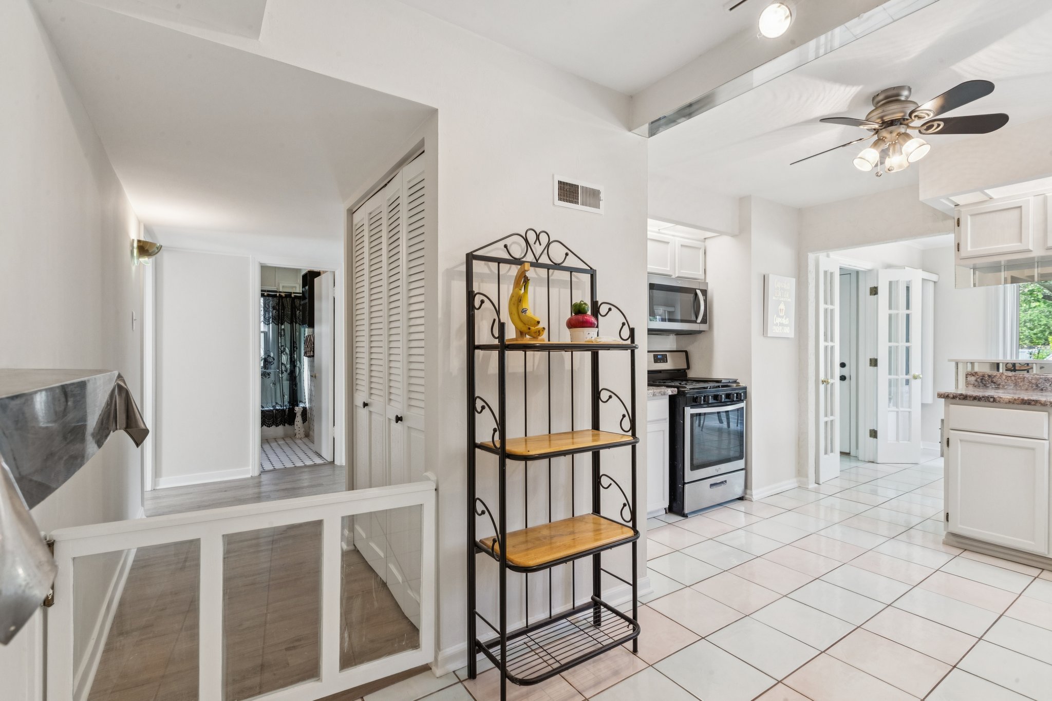 Lynwood Dr-S2207-018.jpg
