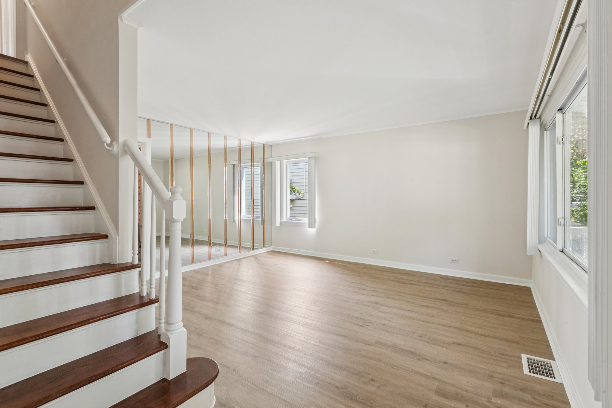Lynwood Dr-S2207-019.jpg