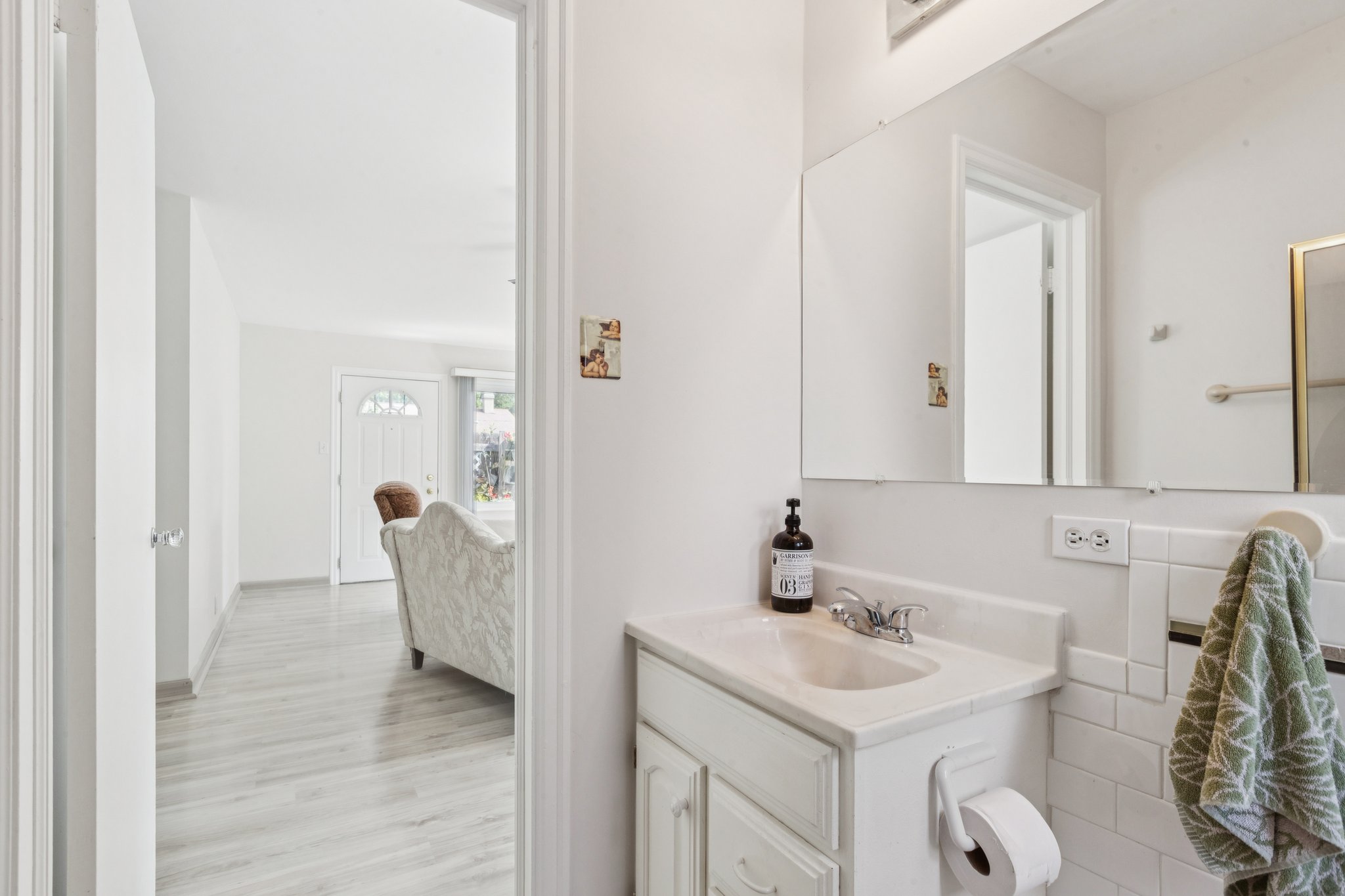 Lynwood Dr-S2207-030.jpg