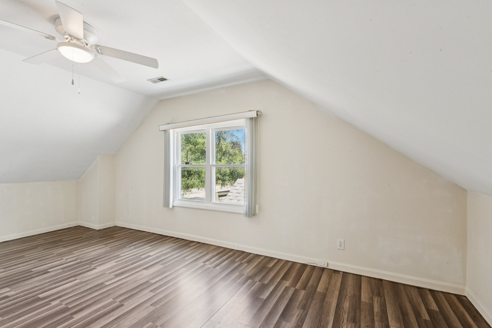 Lynwood Dr-S2207-034.jpg