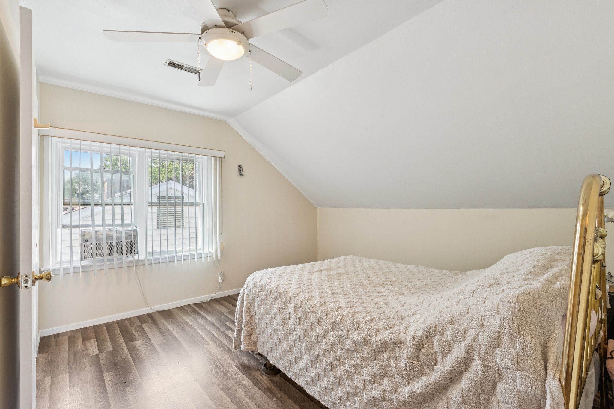 Lynwood Dr-S2207-037.jpg