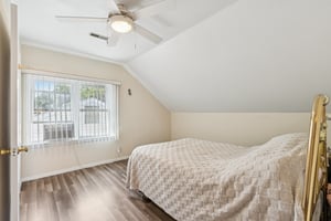 Lynwood Dr-S2207-037.jpg