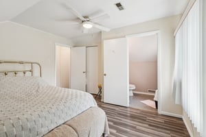 Lynwood Dr-S2207-038.jpg
