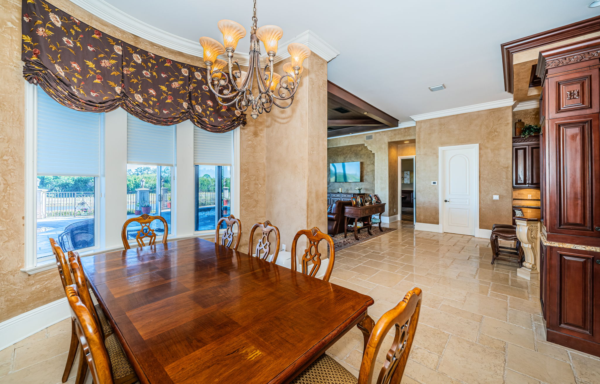 Kitchen Eat-in Area2