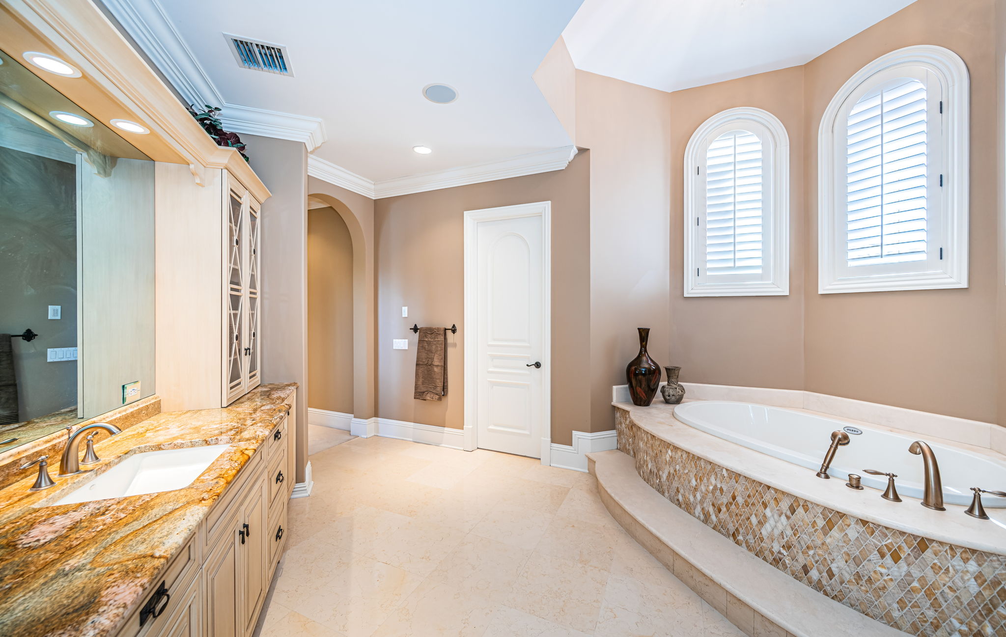 Upper Level Primary Bathroom1e