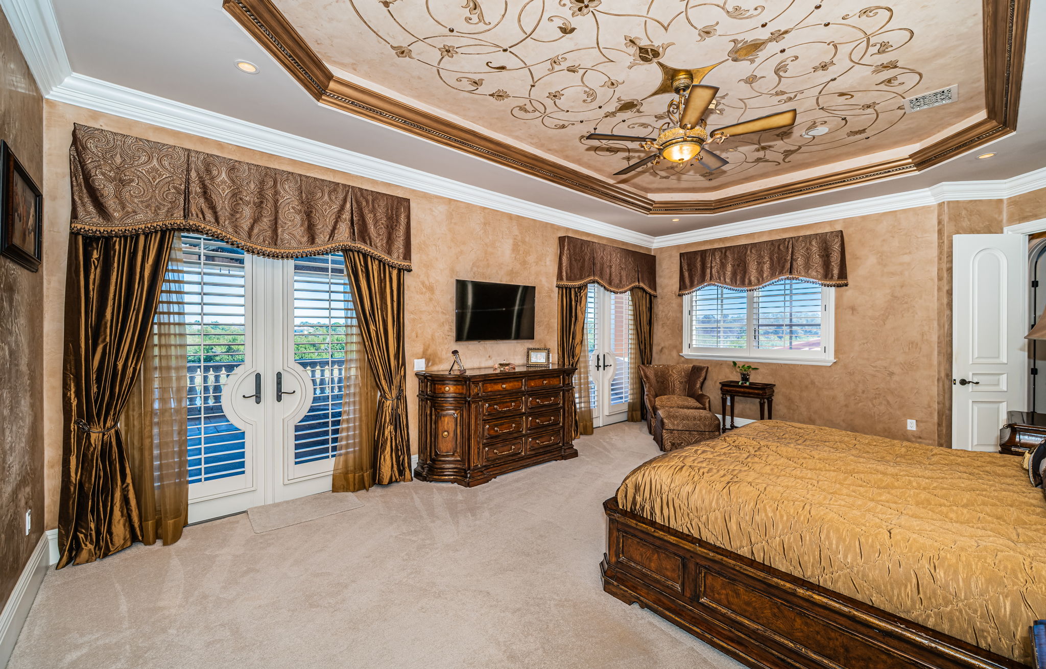 Upper Level Primary Bedroom1e