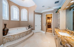 Upper Level Primary Bathroom1c