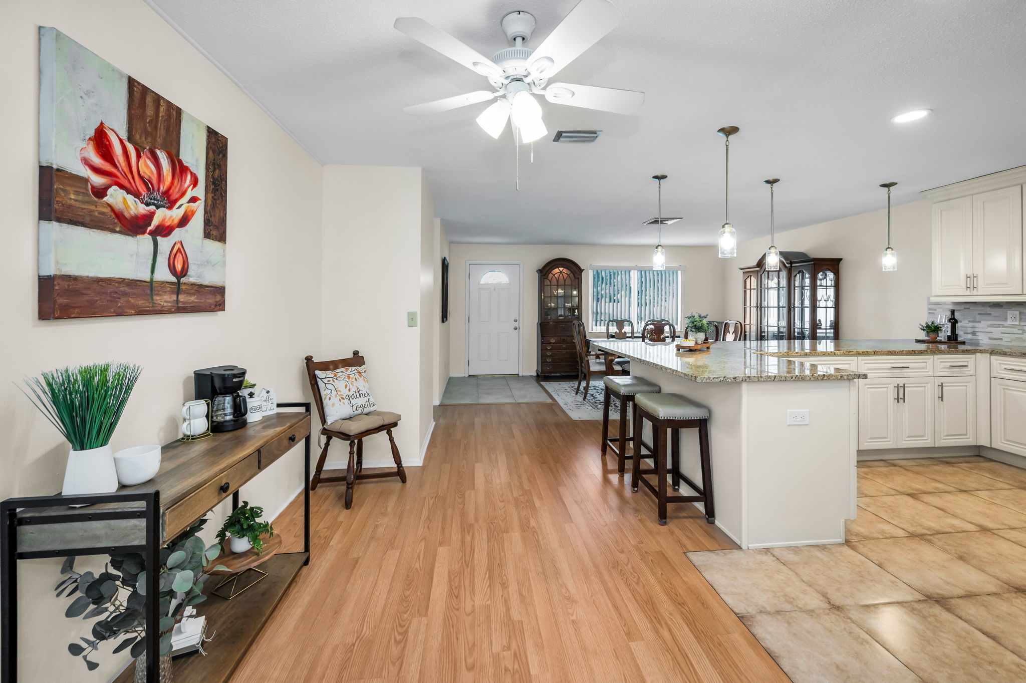 Kitchen Eat-in Area2