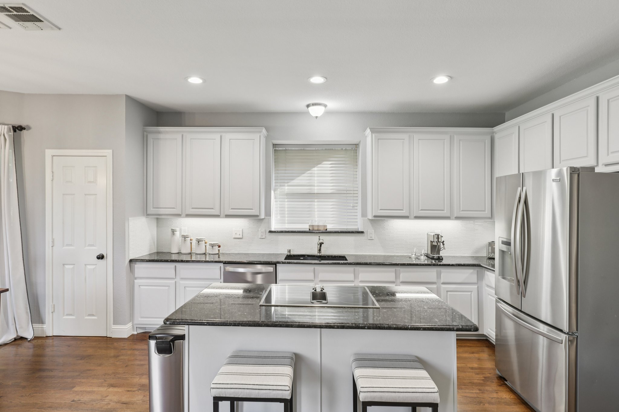 Longview Dr-S0210-020.jpg