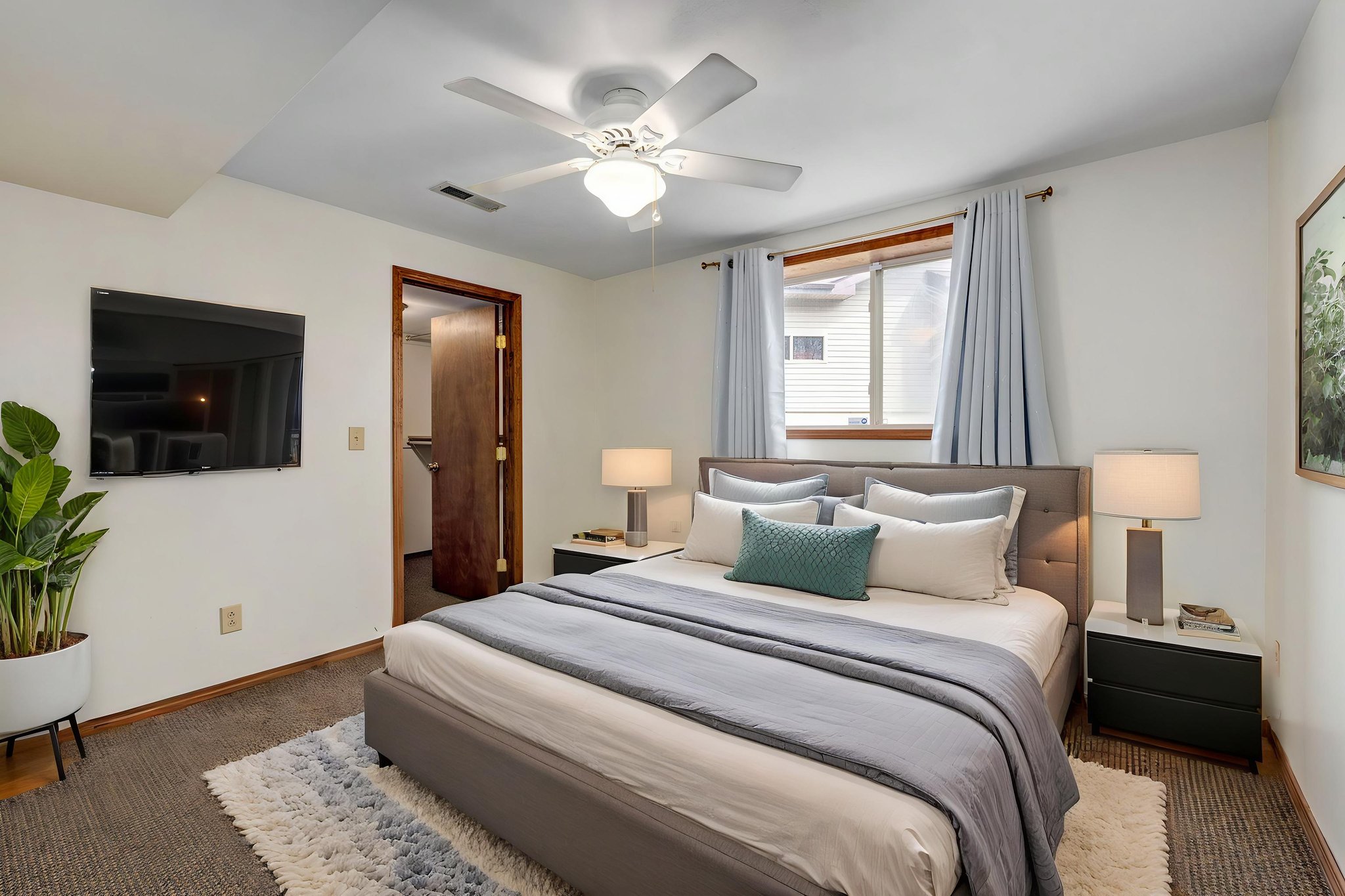 922 E Manchester Dr-37 virtually staged.jpeg